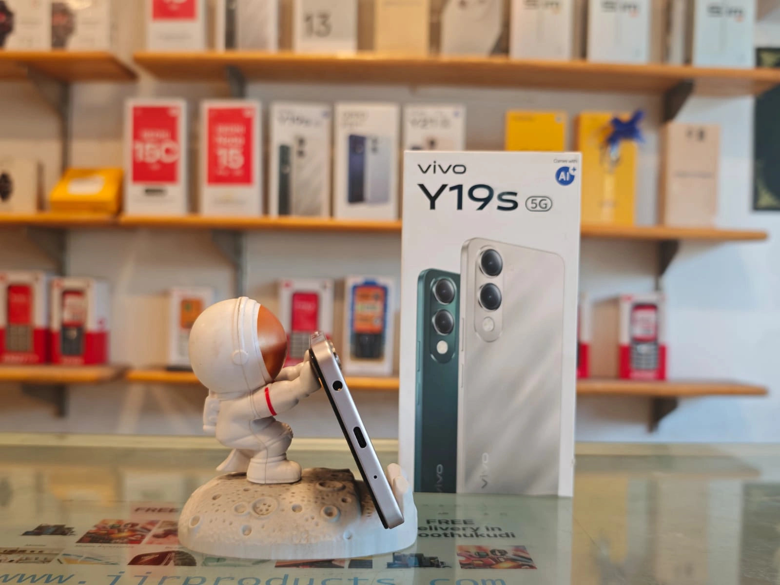 Vivo Y19s 5G smartphone in Titanium Gold color with retail box, featuring 4GB RAM, 64GB storage, Dimensity 6300 processor, 13MP AI camera, and 6000mAh battery.